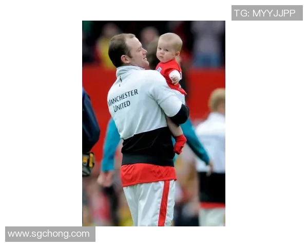 足球明星怀抱小孩展现温情一面引发网友热议与感动